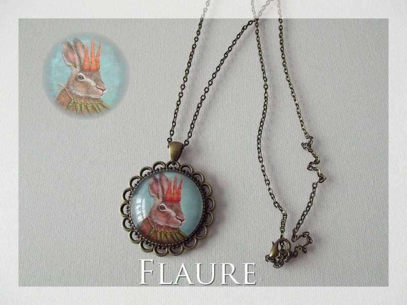 Halskette Mit Cabochon-Anhänger „Der Hasenkönig" von LaBoutiquedeFlaure