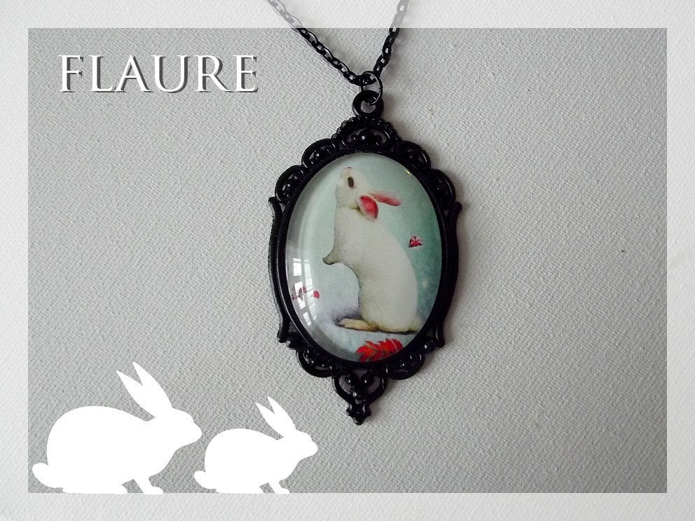 Schwarze Anhängerkette "Zartes Kaninchen", Kaninchenkette, Kaninchenanhänger, Cabochonschmuck, Cabochon, Cabochonkette, Geschenkidee, Kaninchen von LaBoutiquedeFlaure