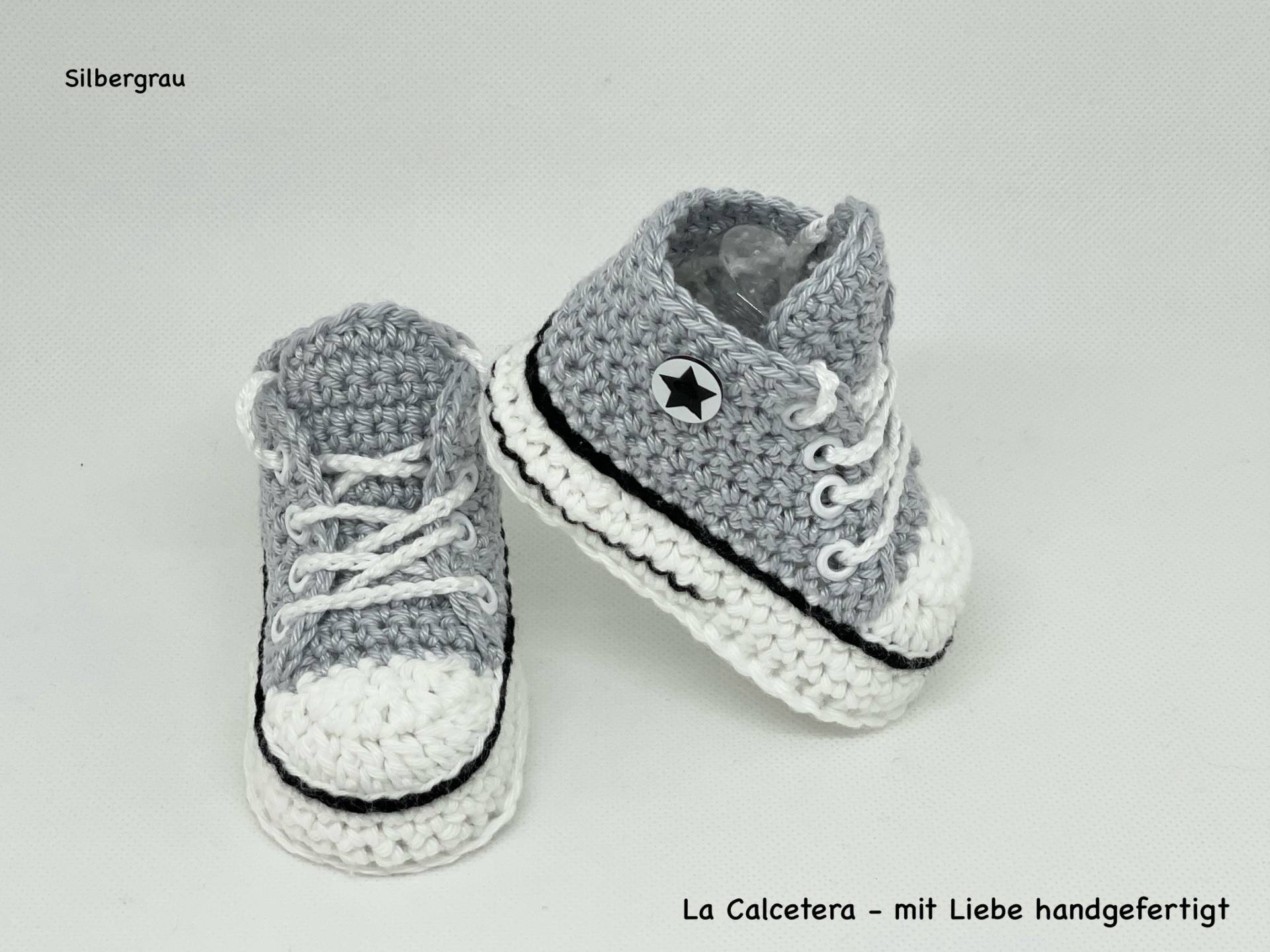 Turnschuhe Sneaker Babyschuhe Silber Grau - Gehäkelt Turnschuhe Sneaker Babyschuhe Silber Grau - Gehäkelt von LaCalcetera