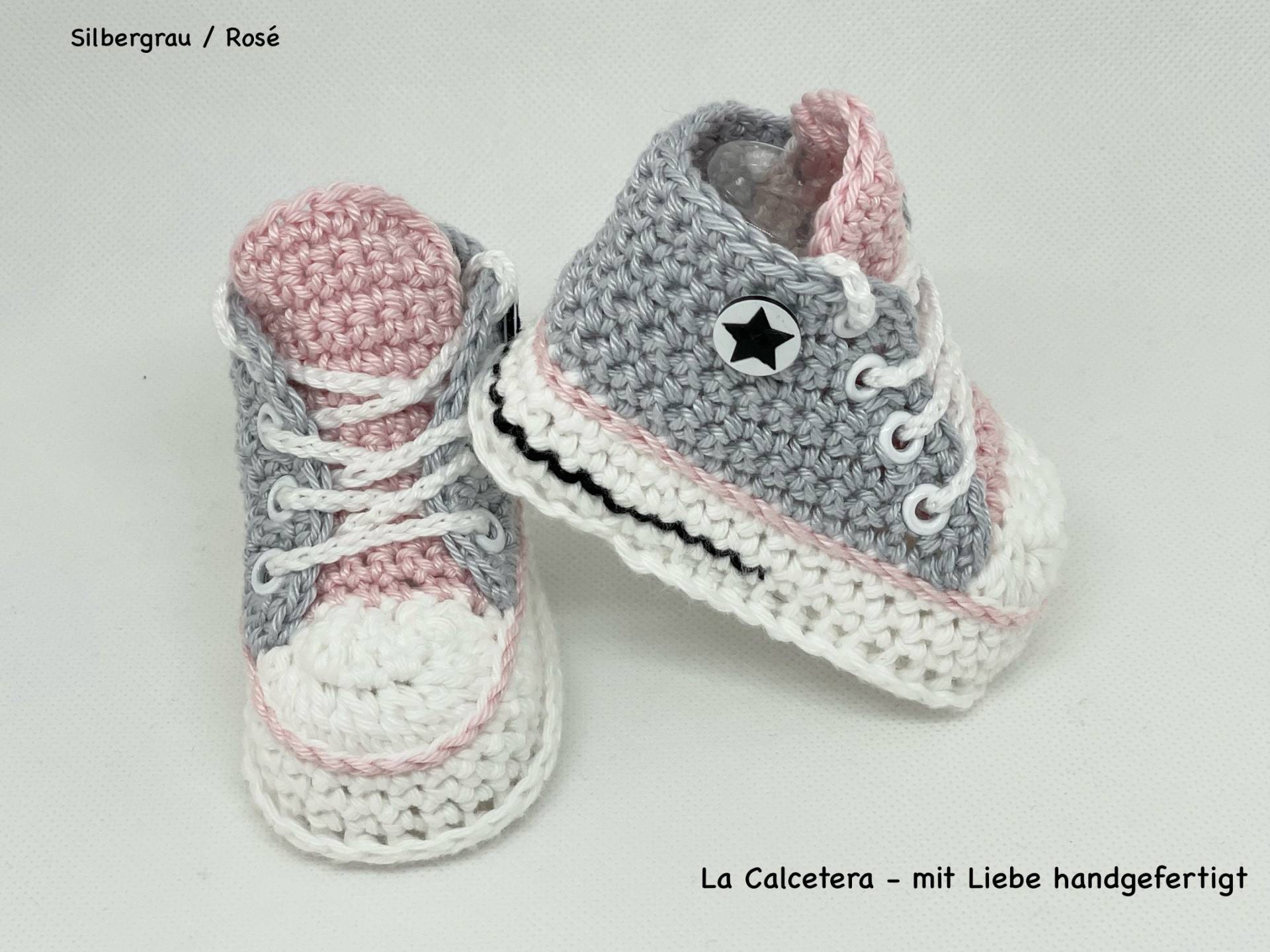 Turnschuhe Sneaker Babyschuhe Silber Grau Weiß Rosa - Gehäkelt Turnschuhe Sneaker Babyschuhe Silber Grau Weiß Rosa - Gehäkelt von LaCalcetera