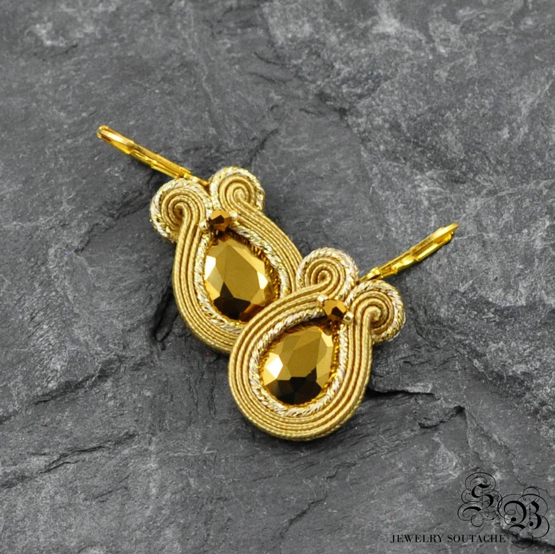 Gold Soutache Ohrringe Kleine Gestickte Ohrringe Gold Soutache Ohrringe Kleine Gestickte Ohrringe von LaCannet