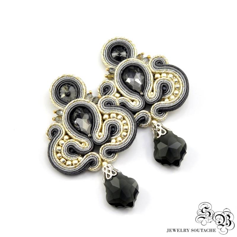 Graue Soutache Ohrringe Elegante Kristall Perlen Gestickte Clips Graue Soutache Ohrringe Elegante Kristall Perlen Gestickte Clips von LaCannet