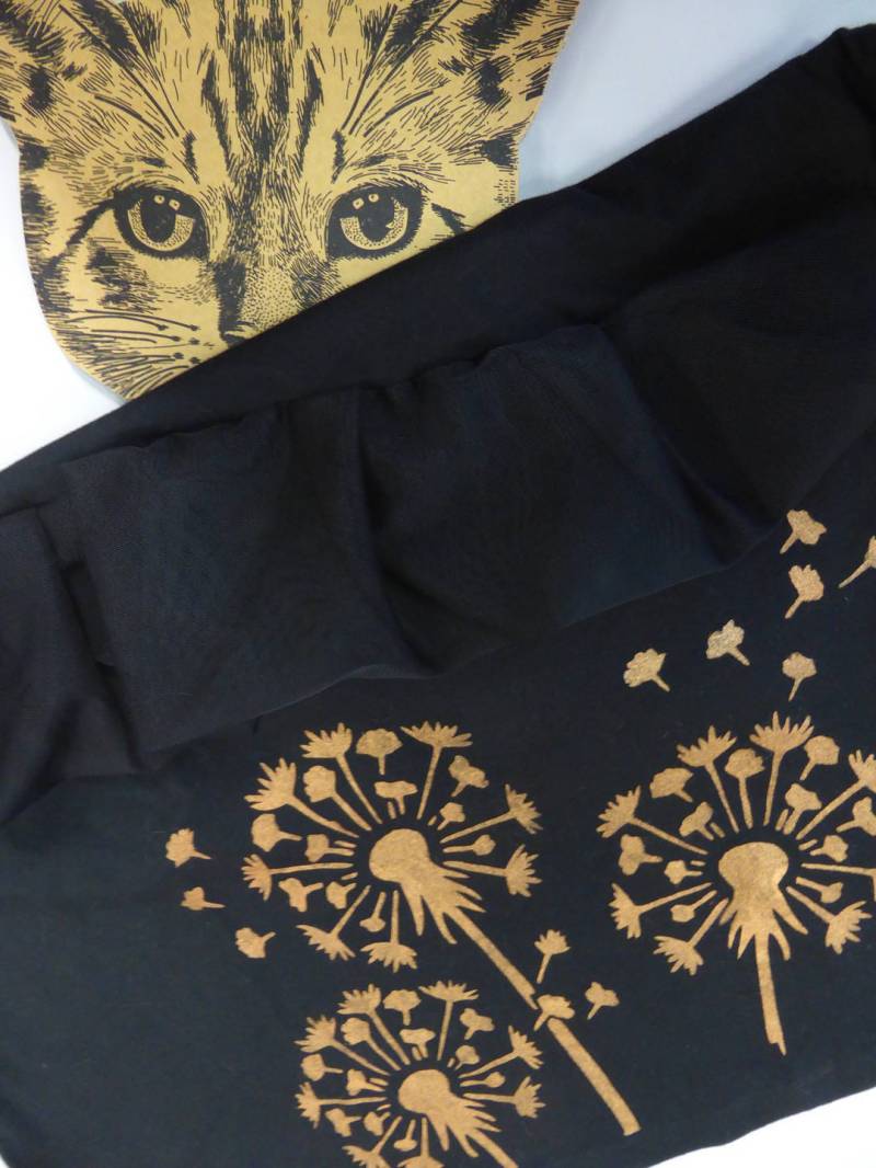 Individuelle T-Shirt-Froufrou Und Golden Löwenzahn Im Wind Zerzaust von LaCasadeKza