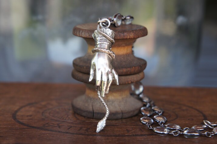 Antike Stil Hand Hält Schlange Halskette Mit Bezel Set Bergkristall Kette Antike Stil Hand Hält Schlange Halskette Mit Bezel Set Bergkristall Kette von LaComtesseDeTalaru