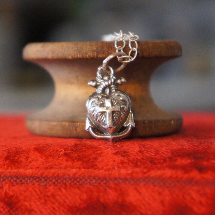 Antiker Puffy Hope, Faith & Love Anhänger Nur Antiker Puffy Hope, Faith & Love Anhänger Nur von LaComtesseDeTalaru