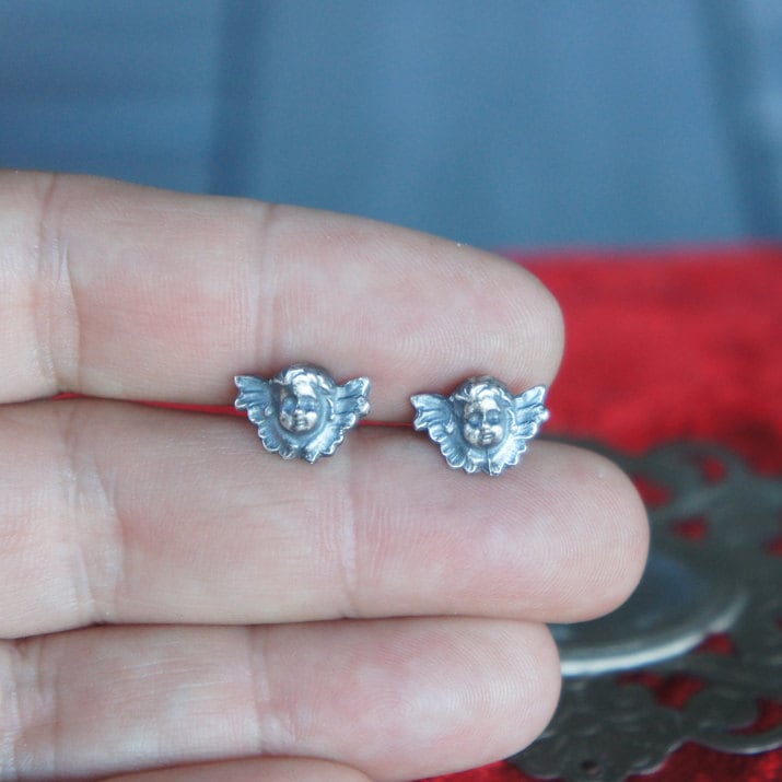 Handgemachte Silber Geflügelte Cherub Post Ohrstecker Für Ohrlöcher Handgemachte Silber Geflügelte Cherub Post Ohrstecker Für Ohrlöcher von LaComtesseDeTalaru
