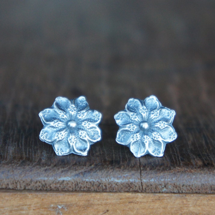 Handgemachte Silberne Antik Verzierte Blumen Ohrstecker Für Durchbohrte Ohren Handgemachte Silberne Antik Verzierte Blumen Ohrstecker Für Durchbohrte Ohren von LaComtesseDeTalaru