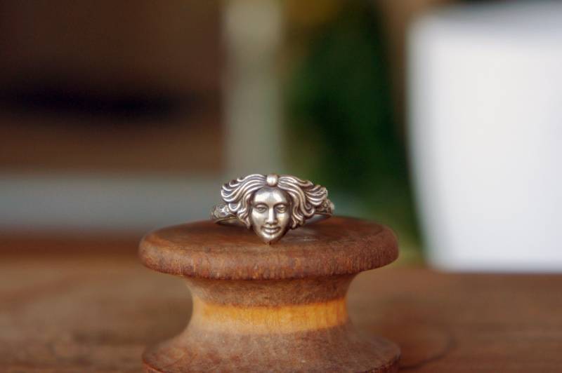 Massiv Silber Antik Stil Jugendstil Göttin Ring Mit Gemusterten Band Massiv Silber Antik Stil Jugendstil Göttin Ring Mit Gemusterten Band von LaComtesseDeTalaru