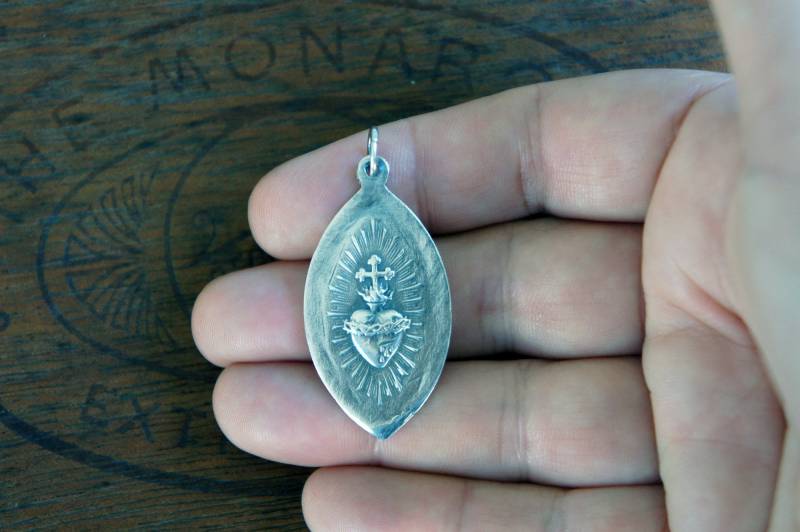 Massivem Silber Antike Französisch Stil Sacred Heart Medaille Anhänger Medaillon Massivem Silber Antike Französisch Stil Sacred Heart Medaille Anhänger Medaillon von LaComtesseDeTalaru