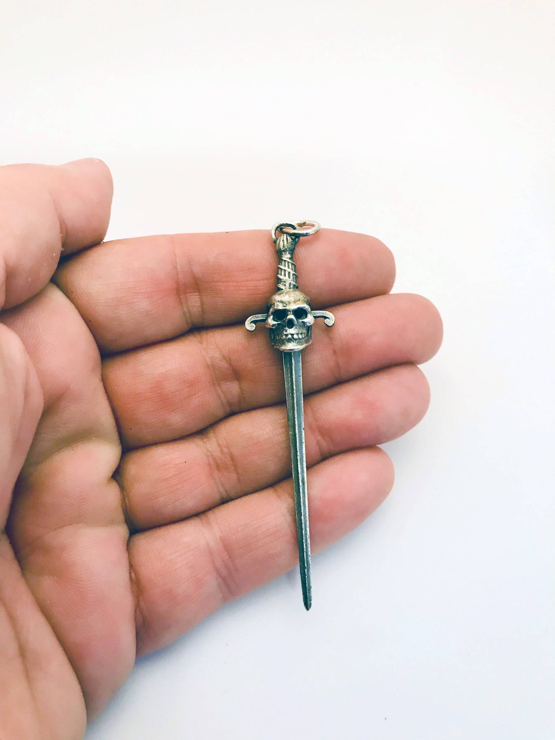 Sterling Silber Antique Style Schädel Und Schwert Halskette Oder Anhänger Nur Sterling Silber Antique Style Schädel Und Schwert Halskette Oder Anhänger Nur von LaComtesseDeTalaru