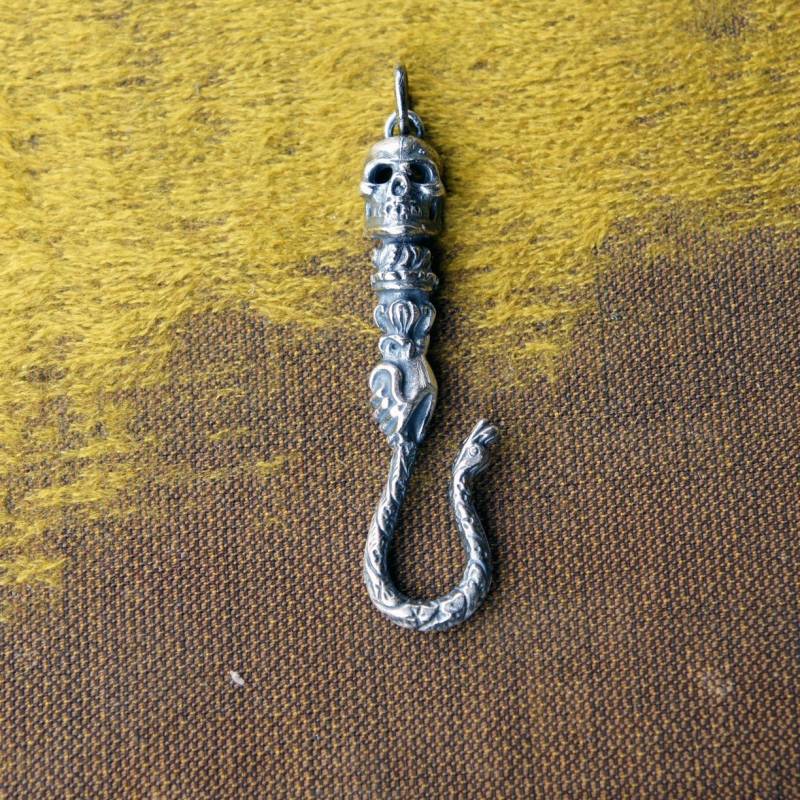 Sterling Silber Schädel Hand Schlange Haken Anhänger Antique Style Charm Halter Sterling Silber Schädel Hand Schlange Haken Anhänger Antique Style Charm Halter von LaComtesseDeTalaru