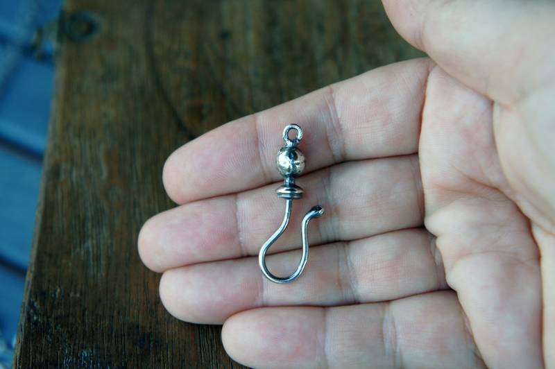 Sterling Silber Verzierten Kugel Haken Verschluss Antique Style Charm Halter Sterling Silber Verzierten Kugel Haken Verschluss Antique Style Charm Halter von LaComtesseDeTalaru