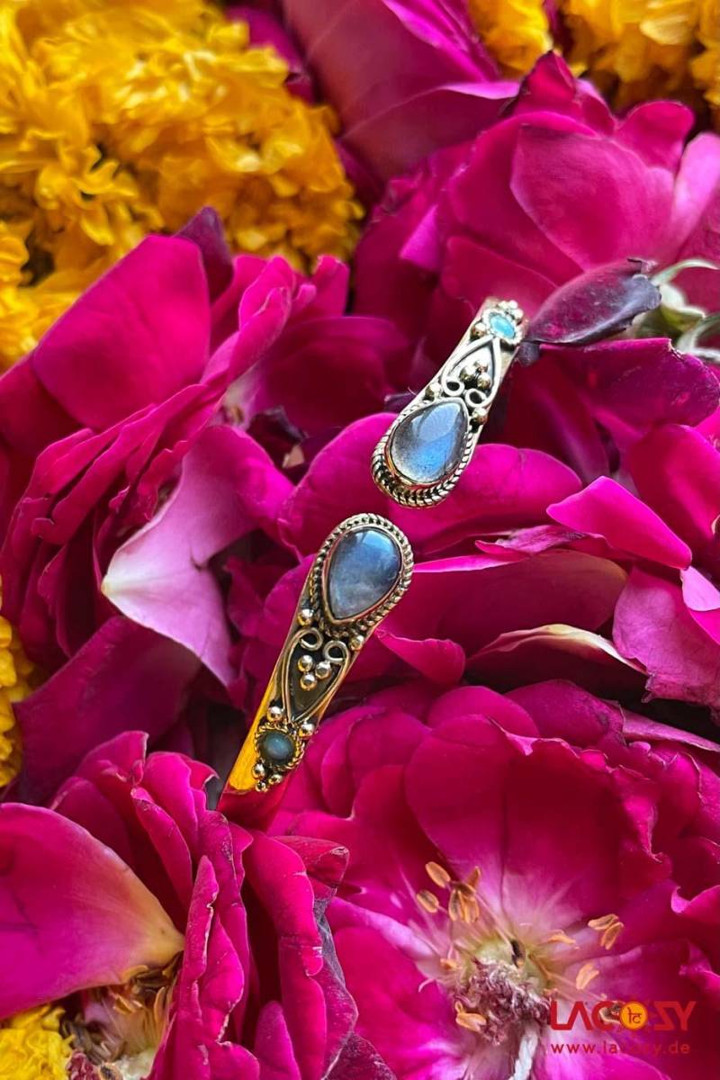 Armreif Mit Labradorit Perlen Feya | Edelstein Schmuck Bangles in Gold Messing Labradorite Magic Bracelet von LaCozyShop