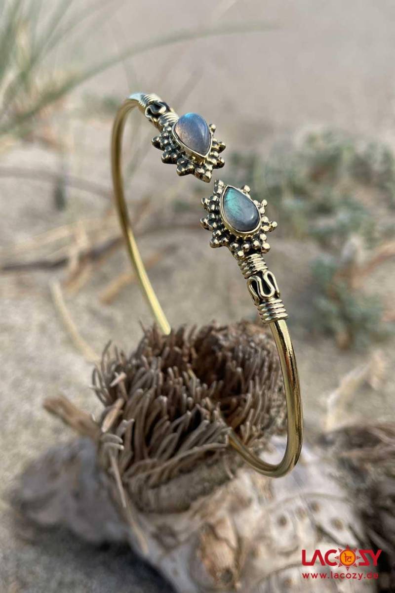 Armreif Mit Labradorit Perlen Mismo | Edelstein Schmuck Bangles in Gold Messing Labradorite Magic Bracelet von LaCozyShop