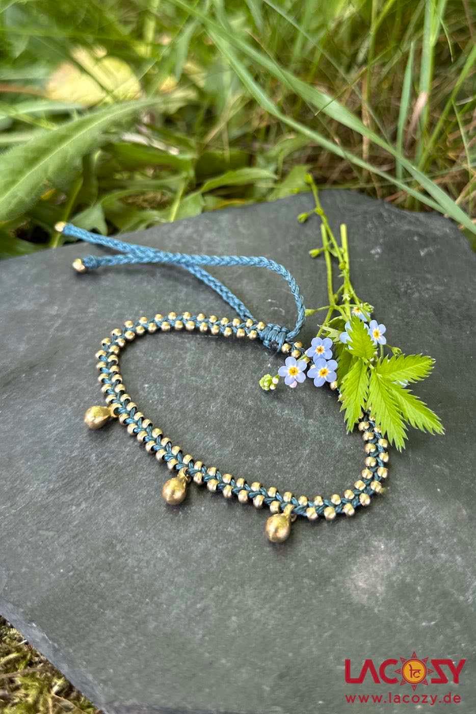 Fußkettchen Inda | Blaues Makramee Fußband Mit Messing Perlen, Größenverstellbar, Wasserfest, Boho Schmuck Fuss von LaCozyShop
