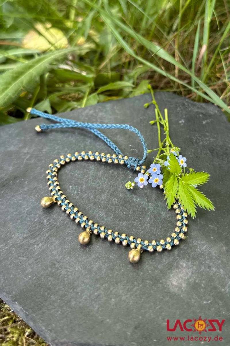 Fußkettchen Inda | Blaues Makramee Fußband Mit Messing Perlen, Größenverstellbar, Wasserfest, Boho Schmuck Fuss von LaCozyShop