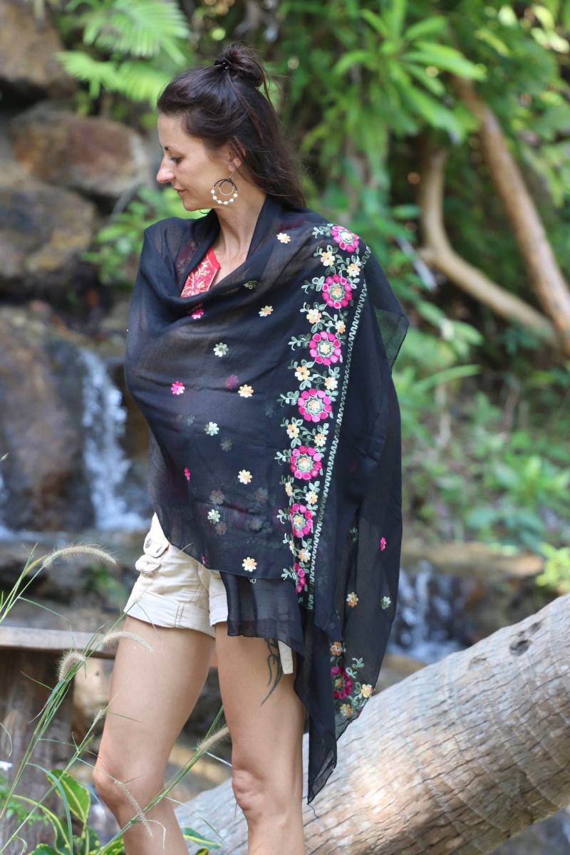 Leichtes Tuch Mit Stickereien Schwarz Sommertuch Halstuch von LaCozyShop