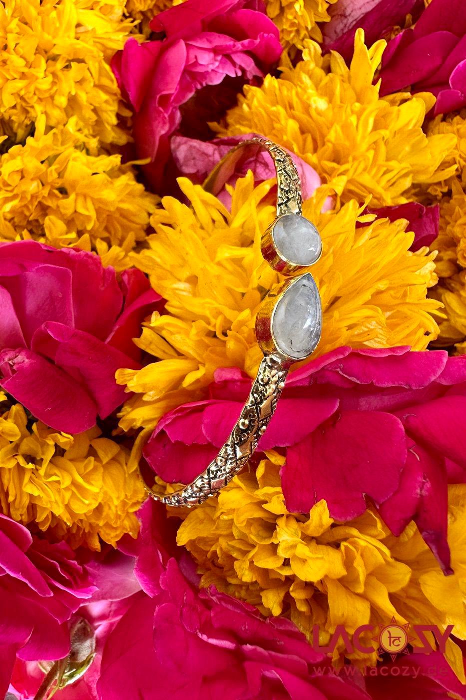 Armreif Mit Mondstein Lunara | Edelstein Perlen Schmuck Bangles in Gold Moonstone Magic Bracelet von LaCozyShop