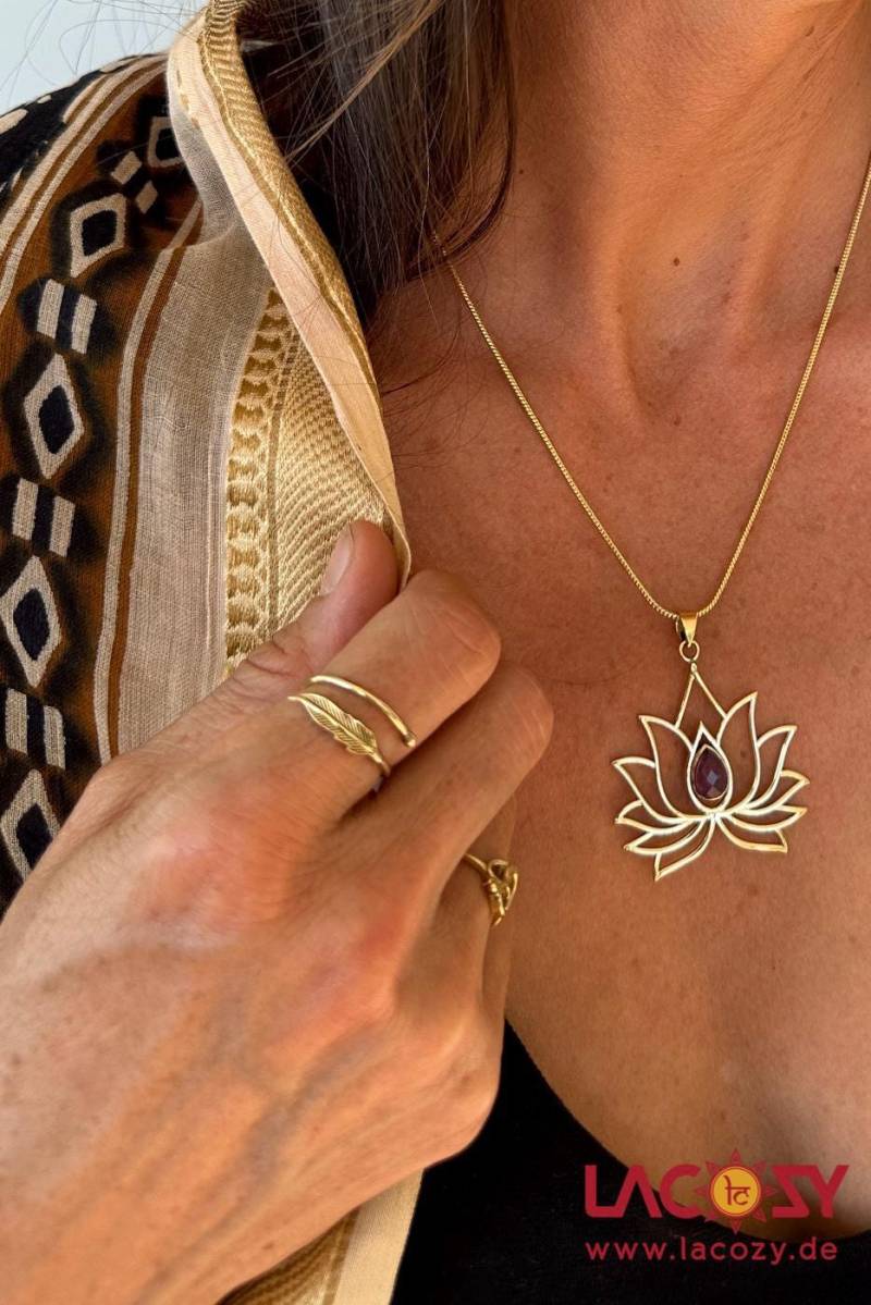 Ring Feder - Zarter, Filigraner Messingring in Goldoptik, Symbol Für Leichtigkeit & Innere Freiheit, Verstellbar, Handgefertigt, Feder von LaCozyShop