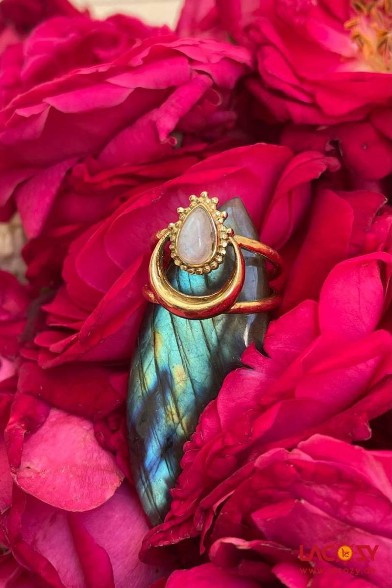 Ring Shiva Moon - Goldener Messingring Mit Mondstein, Bohoring Im Halbmond-Design, Symbol Für Intuition & Wandlung, Größenverstellbar von LaCozyShop