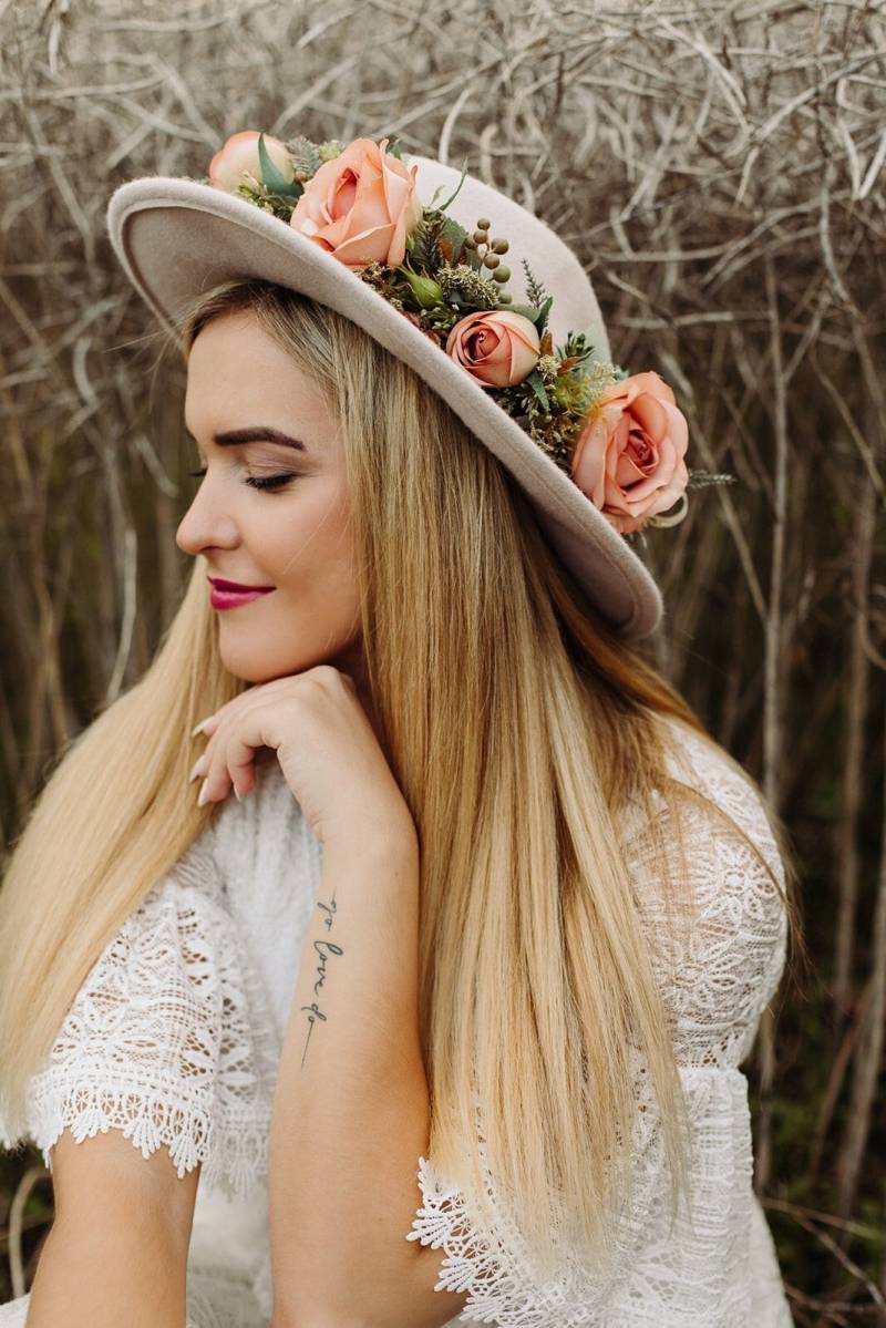 Fedora Hut, Filz Hut Mit Pfirsich Rose Blumenkrone, Rustikaler Kopfschmuck Rustikal Brauthut, Hochzeit Haarkranz, Derby Blumenkrone von LaCrown