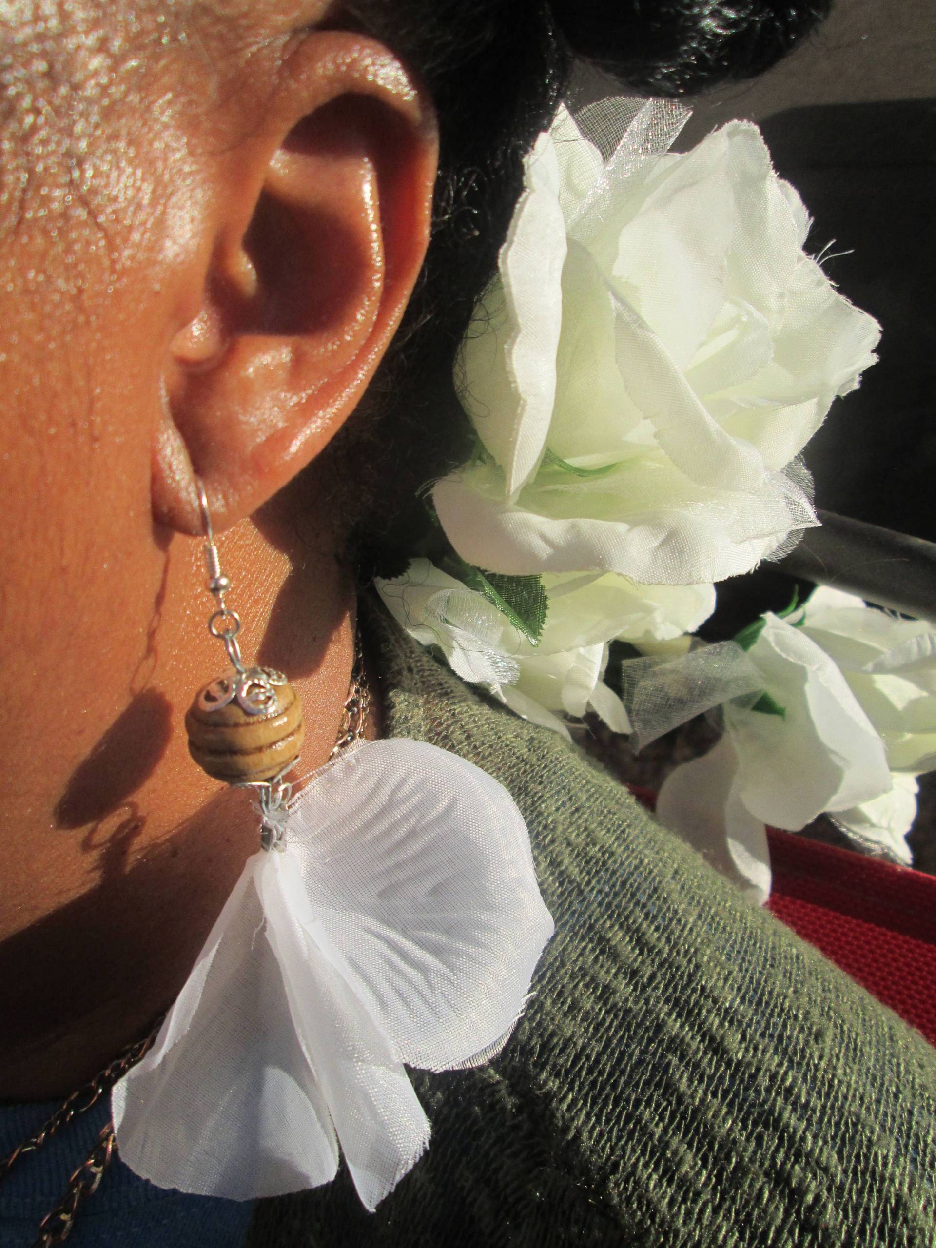 Welke Blumen Ohrringe/Holzohrringe/Weiße Ohrringe/Perlenohrringe/stahlohrringe/Ohrhänger/Tropfenohrringe/Handgemachter Schmuck von LaDStyle