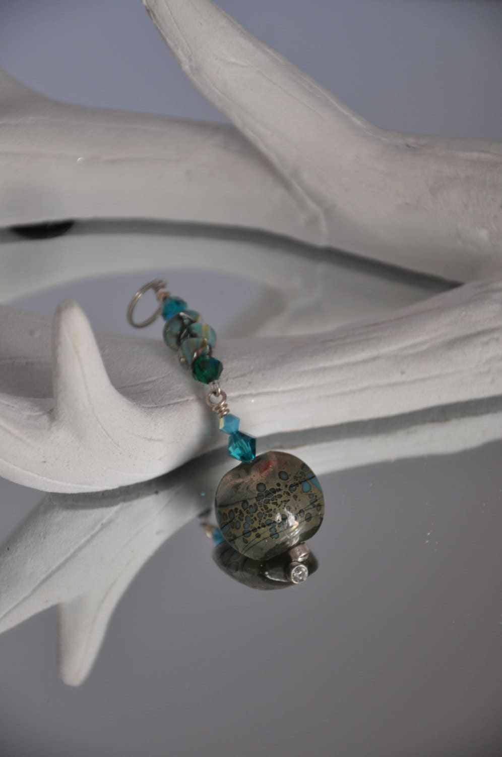 Borosilikat & Swarovski Kristallanhänger Mit Lampwork-Charme Borosilikat & Swarovski Kristallanhänger Mit Lampwork-Charme von LaDiDisDesigns