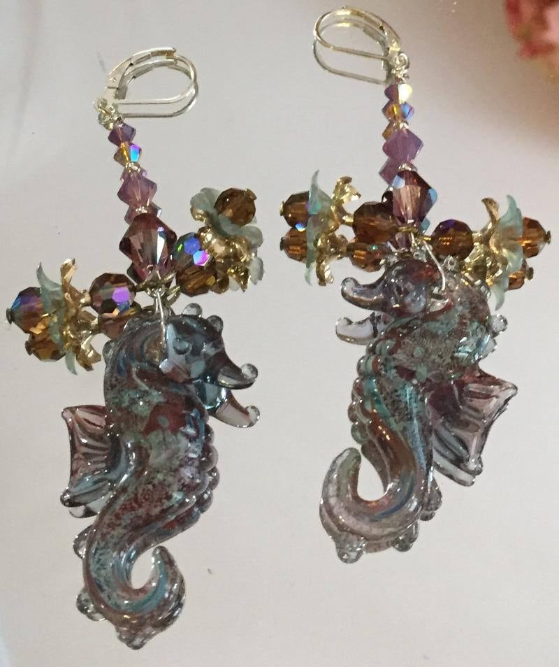 Glas-Seepferdchen-Ohrringe Mit Vintage Glöckchen Und Swarovski-Kristallen An Sterlingsilber Brisuren Glas-Seepferdchen-Ohrringe Mit Vintage Glöckchen Und Swarovski-Kristallen An Sterlingsilber Brisuren von LaDiDisDesigns