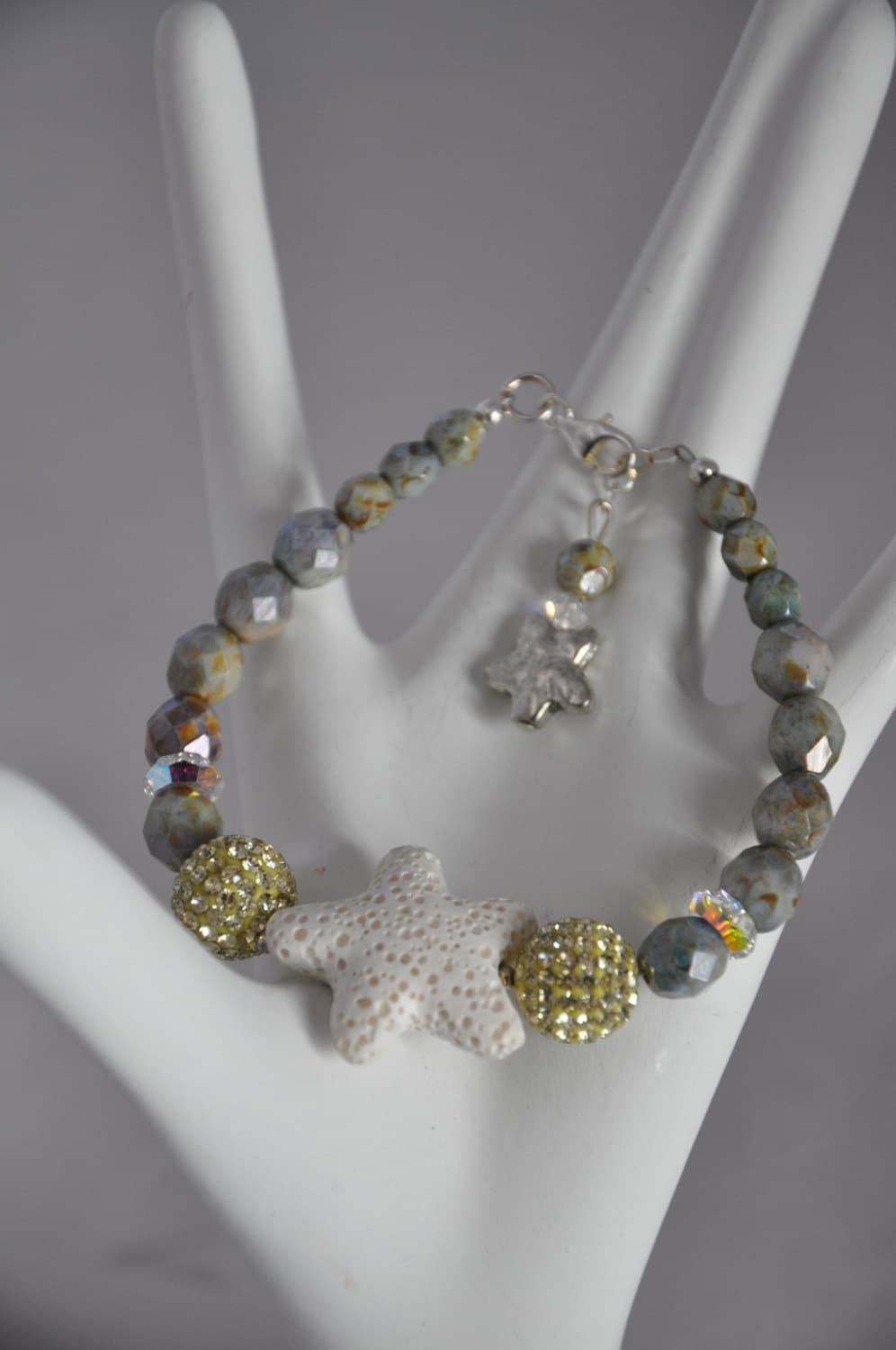 Handgefertigte Artisan Lava Seesterne Armband Mit Glitzernden Schweif. Swarovski-Kristallen & Silber Vergoldet Seestern Charme Handgefertigte Artisan Lava Seesterne Armband Mit Glitzernden Schweif. Swarovski-Kristallen & Silber Vergoldet Seestern Charme von LaDiDisDesigns
