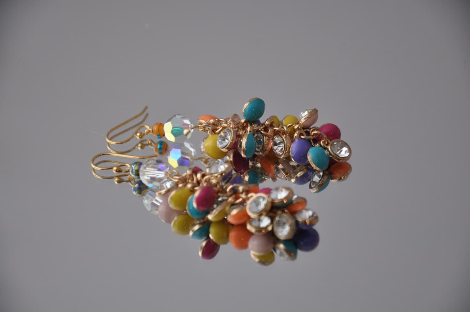 Handgemachte Lustige Helle Baumelnde Ohrringe Ebenen Von Mehrfarbigen Charms Emaille Auf Einer Seite Swarovski Kristalle Der Anderen Handgemachte Lustige Helle Baumelnde Ohrringe Ebenen Von Mehrfarbigen Charms Emaille Auf Einer Seite Swarovski Kristalle Der Anderen von LaDiDisDesigns