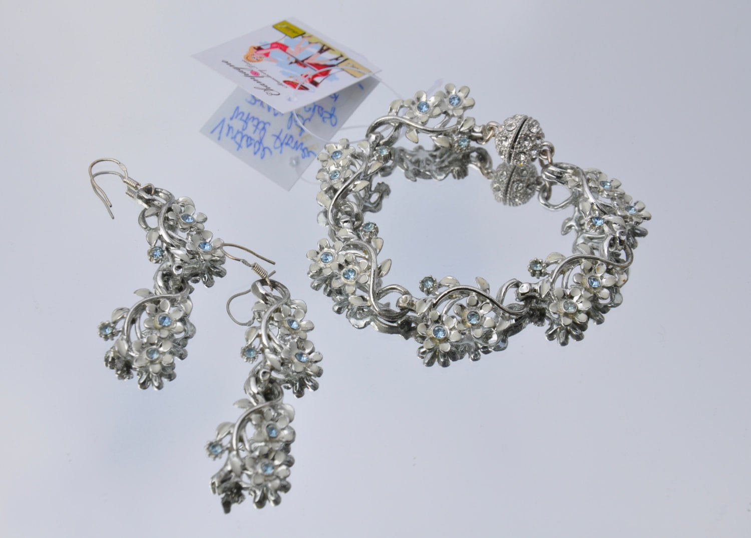 Handgemachte Vintage Weiße Blume Armband/Ohrring Set Handgemachte Vintage Weiße Blume Armband/Ohrring Set von LaDiDisDesigns