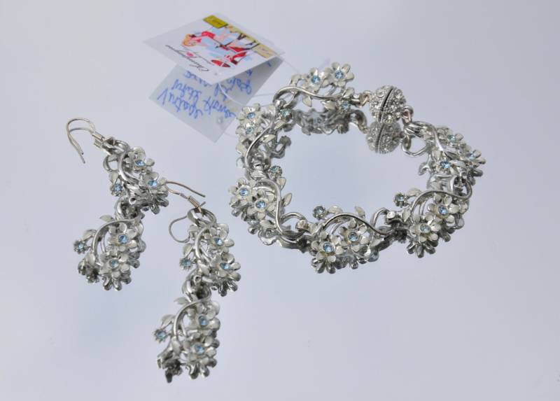 Handgemachte Vintage Weiße Blume Armband/Ohrring Set von LaDiDisDesigns