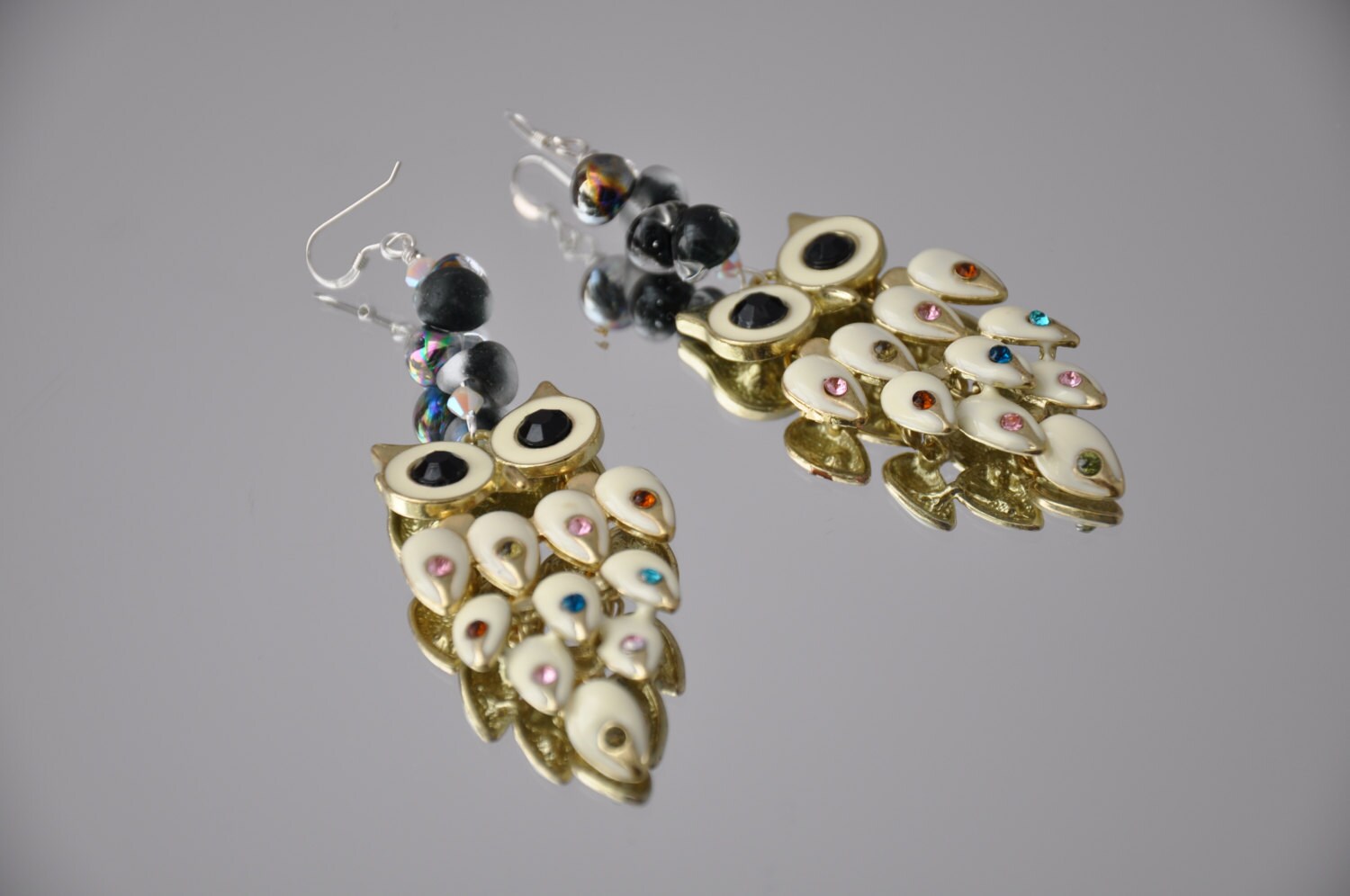 Keramik Eulen Ohrringe Mit Pastellfarbenen Strasssteinen Und Schwarz/Grauen Borosilikattropfen Opal Swarovski Kristallen An Sterling Silber Brisuren Keramik Eulen Ohrringe Mit Pastellfarbenen Strasssteinen Und Schwarz/Grauen Borosilikattropfen Opal Swarovski Kristallen An Sterling Silber Brisuren von LaDiDisDesigns