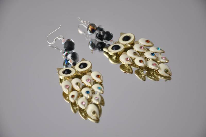 Keramik Eulen Ohrringe Mit Pastellfarbenen Strasssteinen Und Schwarz/Grauen Borosilikattropfen Opal Swarovski Kristallen An Sterling Silber Brisuren Keramik Eulen Ohrringe Mit Pastellfarbenen Strasssteinen Und Schwarz/Grauen Borosilikattropfen Opal Swarovski Kristallen An Sterling Silber Brisuren von LaDiDisDesigns
