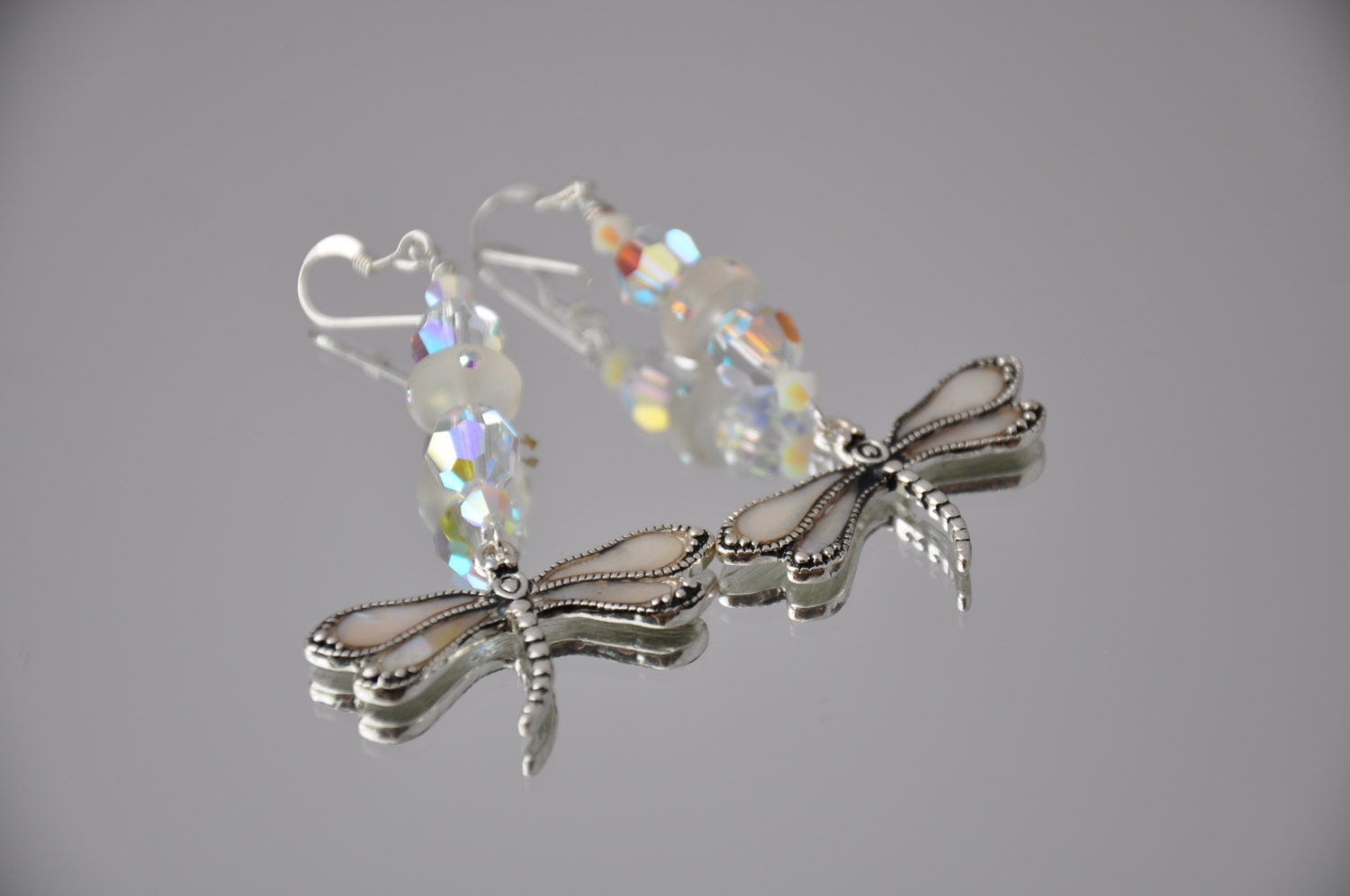 Libelle Perlmutt Kristall Ohrringe Mit Swarovski Und Sterling Silber Libelle Perlmutt Kristall Ohrringe Mit Swarovski Und Sterling Silber von LaDiDisDesigns