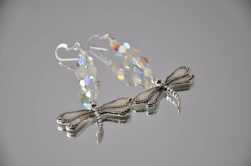 Libelle Perlmutt Kristall Ohrringe Mit Swarovski Und Sterling Silber Libelle Perlmutt Kristall Ohrringe Mit Swarovski Und Sterling Silber von LaDiDisDesigns