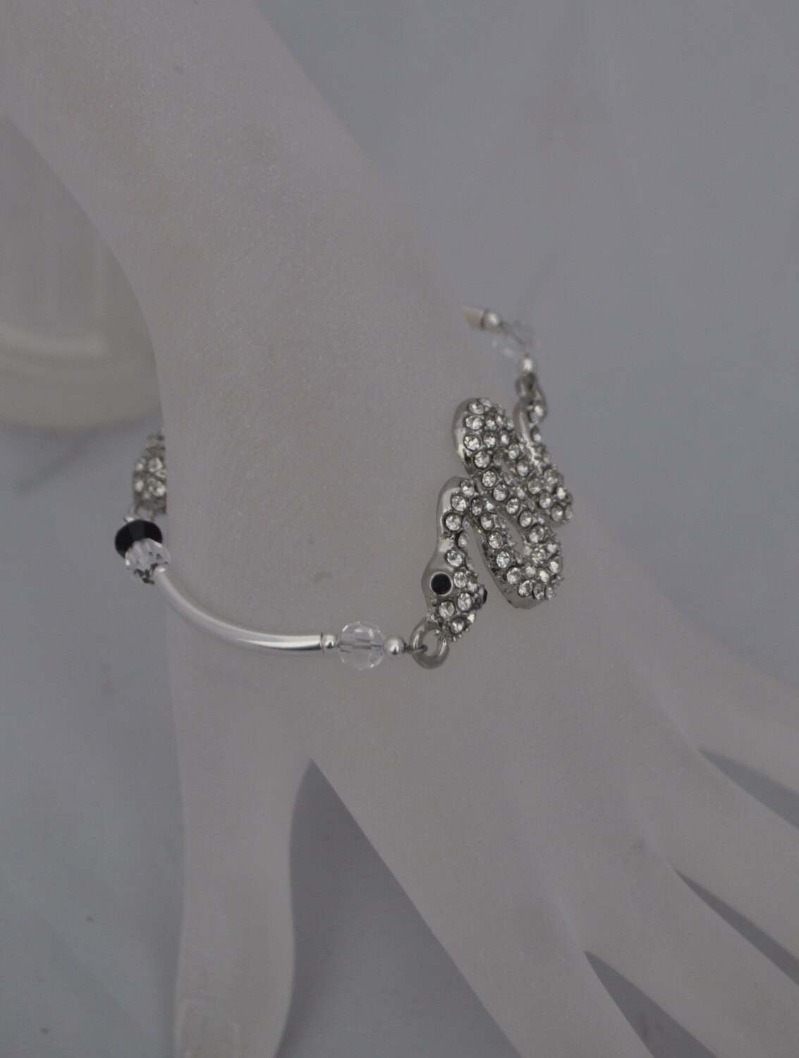 Schlangen Sie-Armband Mit Strass-Magnetverschluss Schlangen Sie-Armband Mit Strass-Magnetverschluss von LaDiDisDesigns