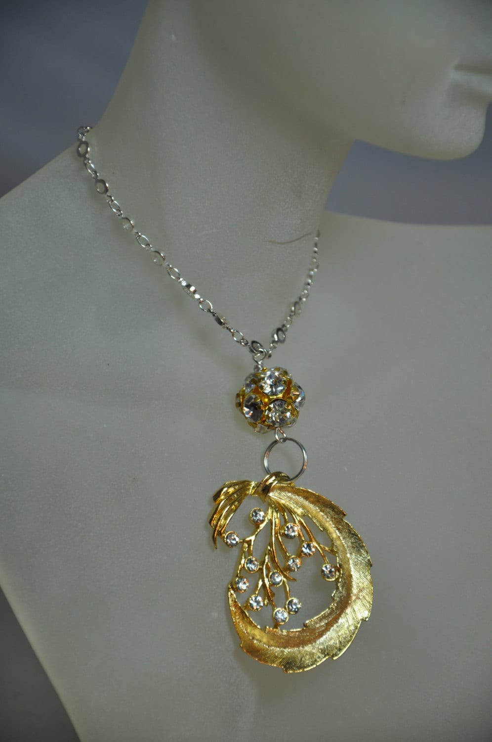Vintage Gold & Kristall Blatt Anhänger Mit Kristallkugel Auf Kreis-Kette Vintage Gold & Kristall Blatt Anhänger Mit Kristallkugel Auf Kreis-Kette von LaDiDisDesigns