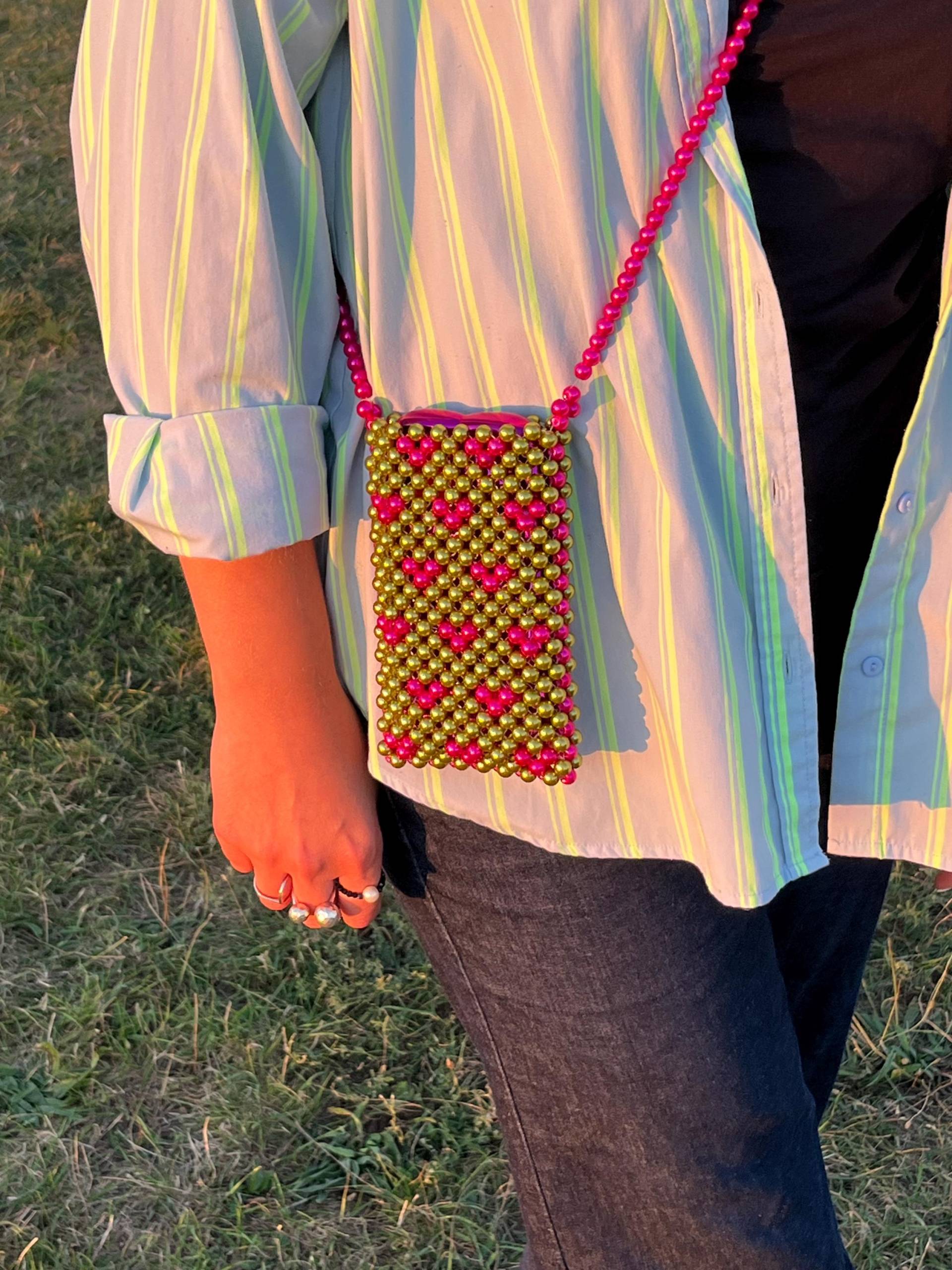 Vibing Herz Handgemachte Perlentasche | Perle Umhängetasche Iphone Hülle Handytasche Tasche Designer Vibing Herz Handgemachte Perlentasche | Perle Umhängetasche Iphone Hülle Handytasche Tasche Designer von LaDietaMediterranea