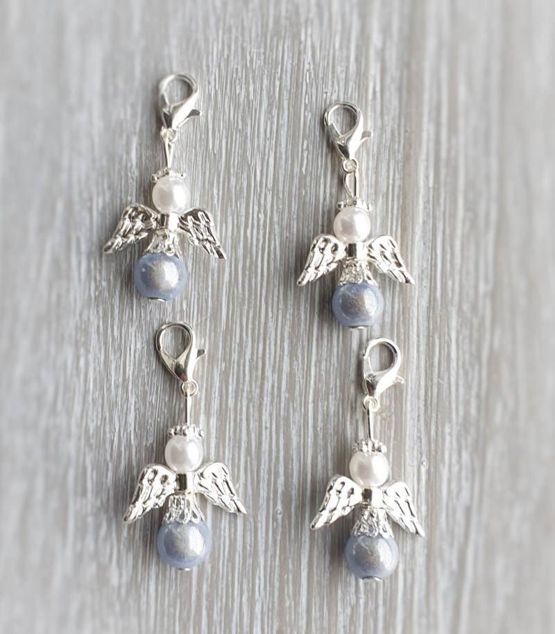 10 Schutzengel Anhänger Engel Engelchen Taufe Kommunion Hochzeit Glückbringer Charm Firmung Gastgeschenk Perlen Miracle Beads Hellblau/Grau von LaDuchesseAgate
