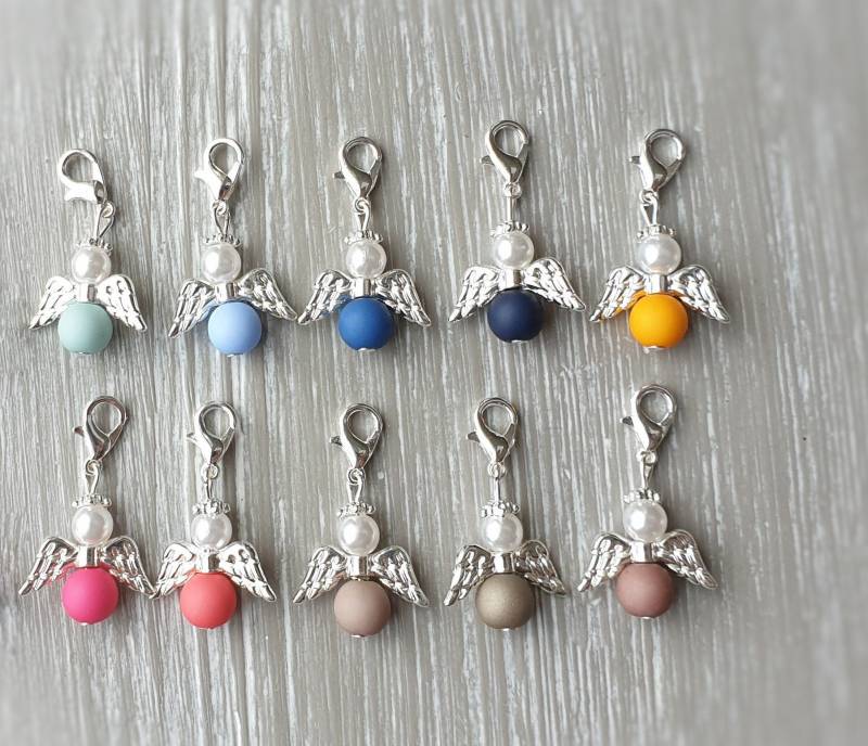 10 Schutzengel Anhänger Engel Engelchen Taufe Kommunion Hochzeit Konfirmation Glückbringer Charm Versilbert Gastgeschenk Perlen Regenbogen von LaDuchesseAgate