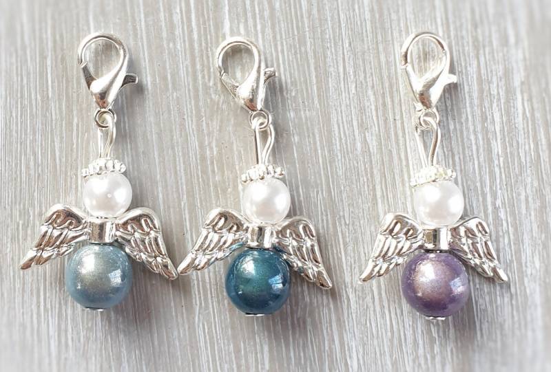 10 Schutzengel Anhänger Engel Taufe Kommunion Firmung Hochzeit Glückbringer Engelchen Charm Versilbert Gastgeschenk Bunt Miracle Perlen von LaDuchesseAgate