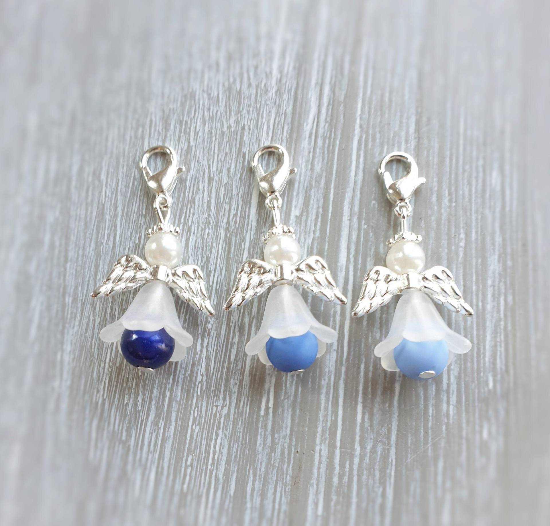 10 Schutzengel Anhänger Engel Taufe Kommunion Hochzeit Glückbringer Charm Versilbert Gastgeschenk 3 Farben Perlen Blau Mehrfarbig von LaDuchesseAgate