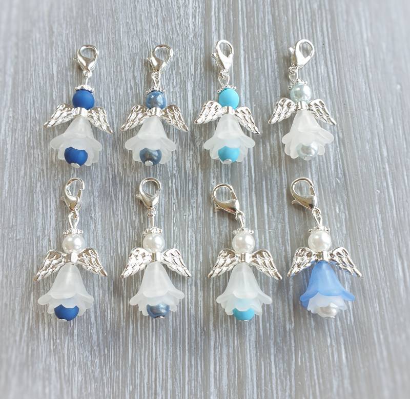 10 Schutzengel Anhänger Engel Taufe Kommunion Hochzeit Glückbringer Charm Versilbert Gastgeschenk 8 Farben Perlen Blau Mehrfarbig von LaDuchesseAgate