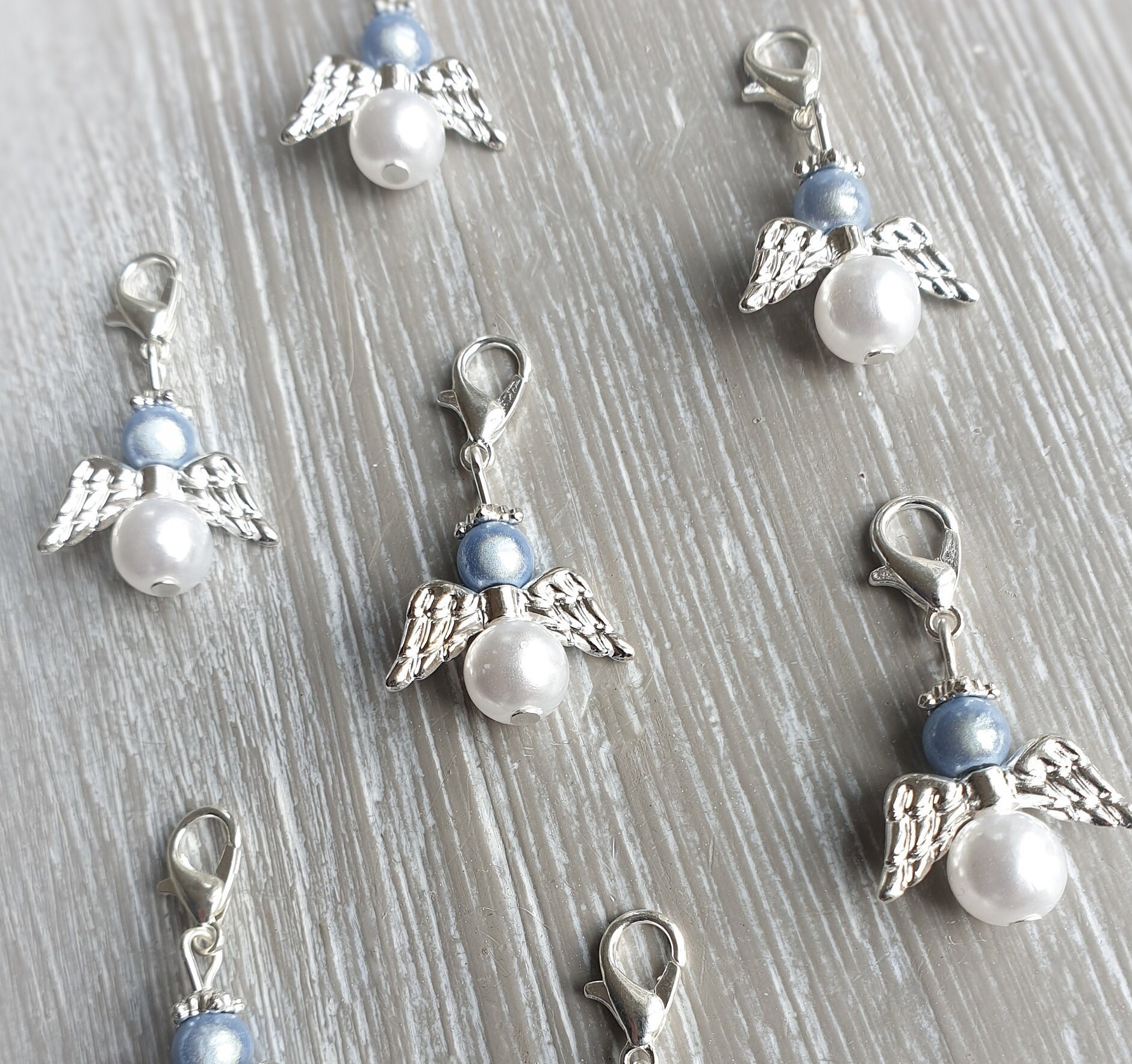 10 Schutzengel Anhänger Engel Taufe Kommunion Hochzeit Glückbringer Charm Versilbert Gastgeschenk Engelchen Miracle Perlen von LaDuchesseAgate