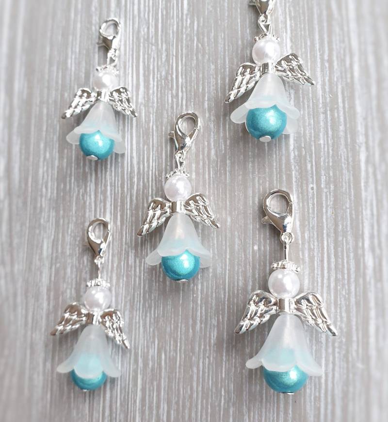 10 Schutzengel Anhänger Engel Taufe Kommunion Hochzeit Glückbringer Charm Versilbert Gastgeschenk Geburtstag Miracle Beads Türkis von LaDuchesseAgate