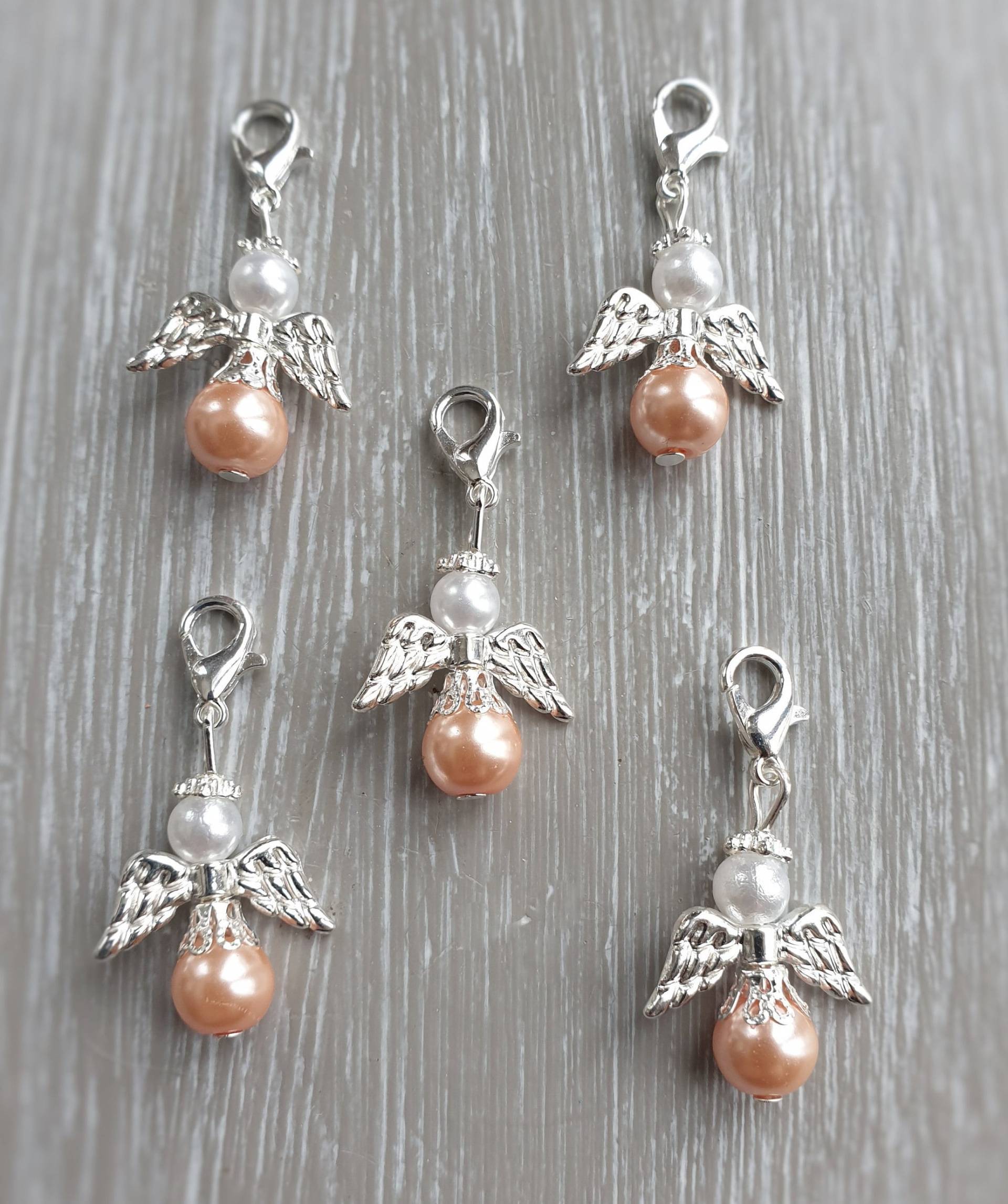 10 Schutzengel Anhänger Engel Taufe Kommunion Hochzeit Glückbringer Charm Versilbert Perlmutt Gastgeschenk Perlen Abrikose von LaDuchesseAgate