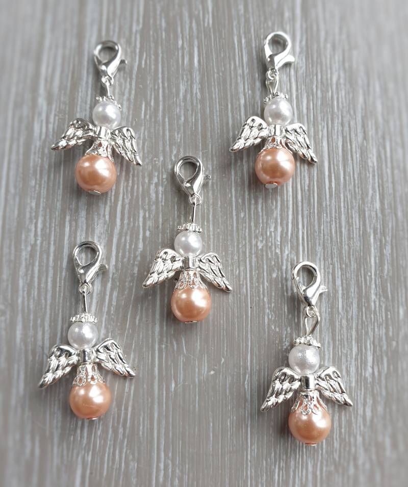 10 Schutzengel Anhänger Engel Taufe Kommunion Hochzeit Glückbringer Charm Versilbert Perlmutt Gastgeschenk Perlen Abrikose von LaDuchesseAgate