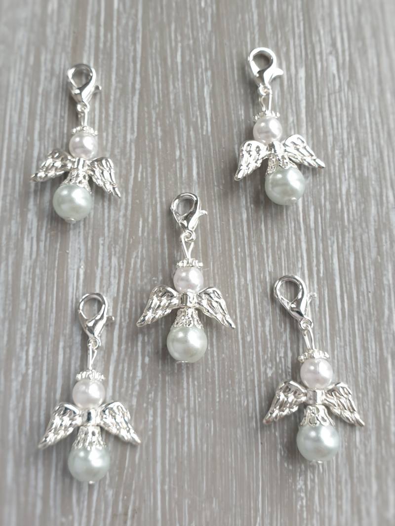10 Schutzengel Anhänger Engel Taufe Kommunion Hochzeit Glückbringer Charm Versilbert Perlmutt Gastgeschenk Perlen Hellblau von LaDuchesseAgate