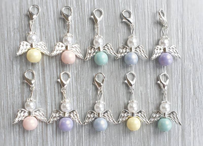 10 Schutzengel Anhänger Engel Taufe Kommunion Pastelltöne Hochzeit Glückbringer Charm Versilbert Gastgeschenk Bunt Firmung Engelchen Pastell von LaDuchesseAgate
